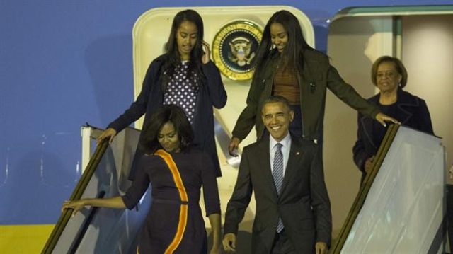 Obama llegó en el avión Air Force One. (Foto Prensa Libre: EFE)