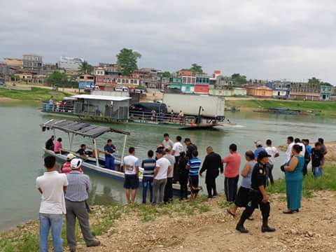 Autoridades identifican el cadáver de un joven que se ahogó en el río La Pasión, Sayaxché, Petén. (Foto Prensa Libre: Rigoberto Escobar)