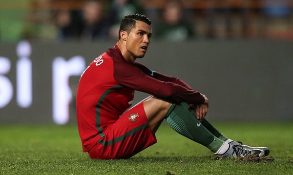 CR7 fue el villano del juego al fallar un penalti. (Foto Prensa Libre: AP)