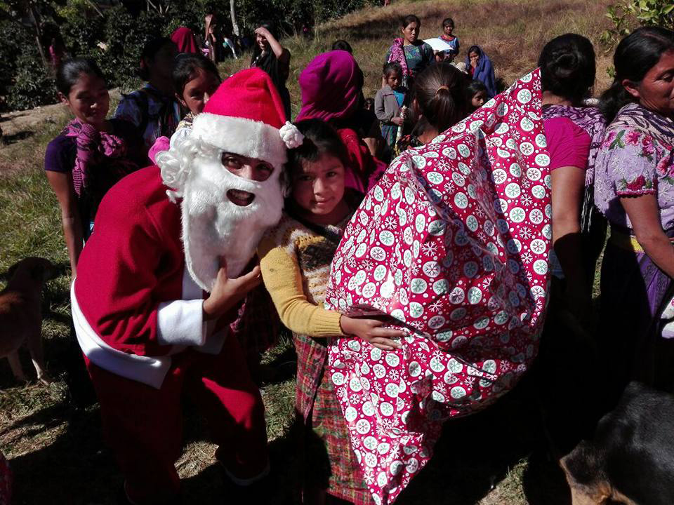 Niña de la aldea La Vega recibe un regalo. (Foto Prensa Libre: Mike Castillo).