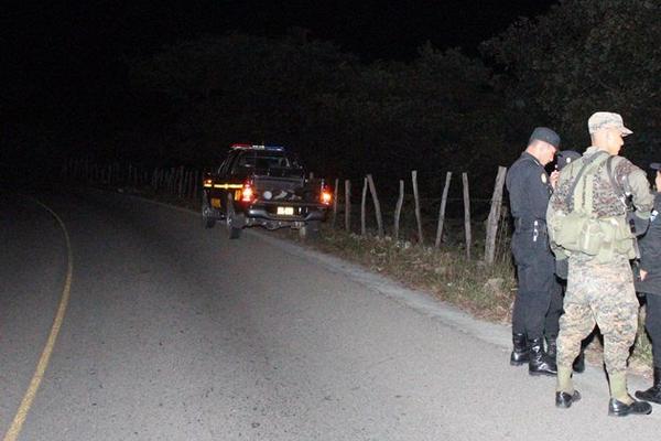 El cadáver del hombre quedó en el autopatrulla que lo trasladaba al Hospital Nacional de Jalapa. (Foto Prensa Libre: Hugo Oliva) <br _mce_bogus="1"/>