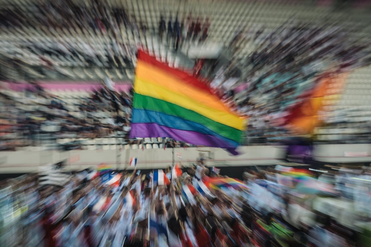 La bandera con los colores del arcoiris ondeó por todo lo alto en el estadio en el acto de inauguración. (Foto Prensa Libre: AFP)