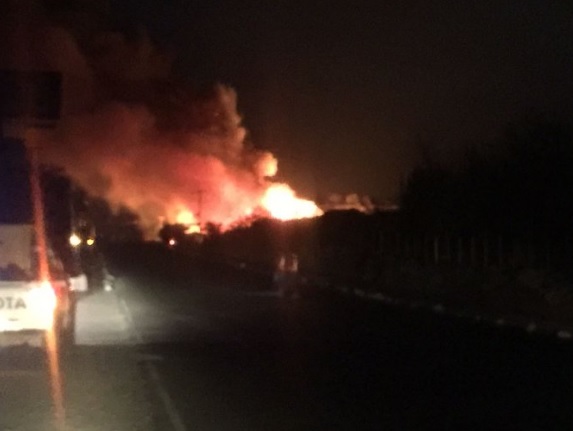 Incendio consume el restaurante Marea Roja en el kilómetro 86 de la ruta al Atlántico. (Prensa Libre: Cortesía)