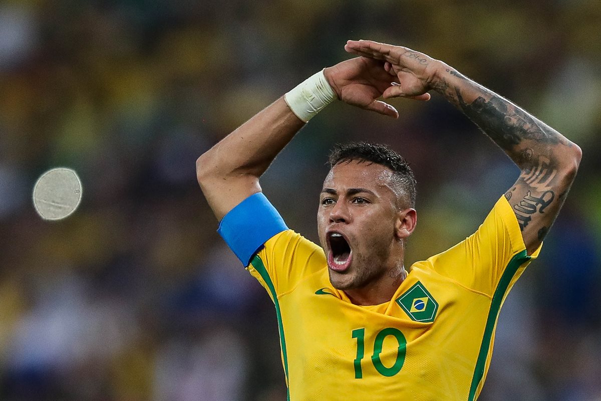 Neymar celebra eufórico la anotación que marcó en el tiempo reglamentario para Brasil, en la final del futbol olímpico contra Alemania, en el estadio Maracaná (Foto Prensa Libre: AP)
