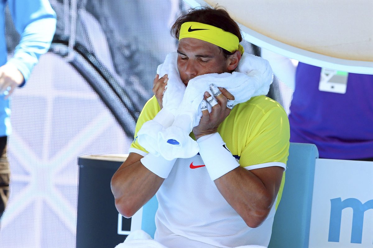 El tenista español Rafael Nadal cayó en la primera ronda del Abierto de Australia de tenis contra su compatriota Fernando Verdasco. (Foto Prensa Libre: EFE)