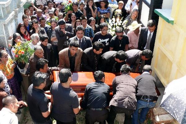 Decenas de pobladores acompañaron el cortejo hasta el cementerio  de Santa Cruz del Quiché.