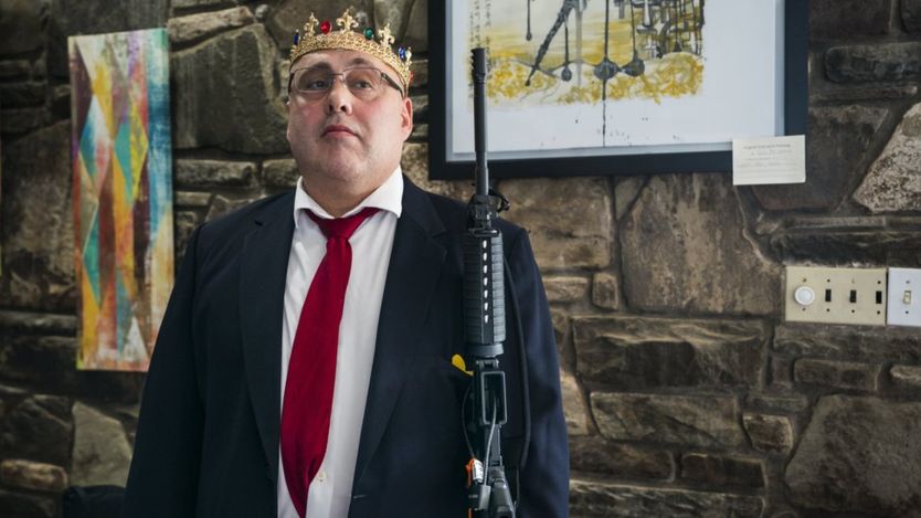 Pese a todo, los estudiantes de una escuela cercana fueron trasladados como medida de seguridad mientras se celebraba el evento. Hubo protestas fuera de la iglesia. EPA