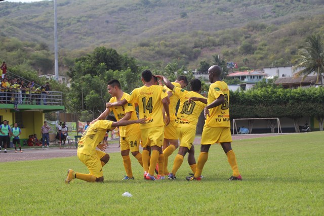 Guastatoya celebra una de las anotaciones que lo tienen en el liderato del torneo Apertura. (Foto Prensa Libre: Hugo Oliva). 