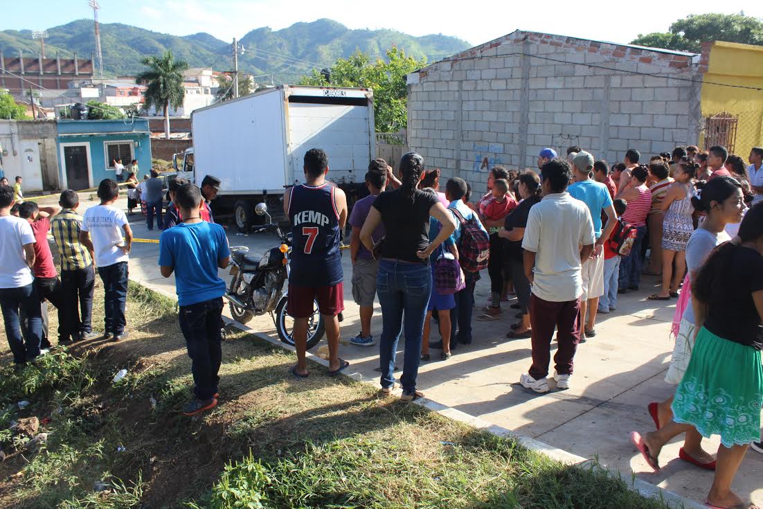 Vecinos de la cabecera de Jutiapa se reúnen donde fue localizado el cadáver lapidado de un hombre. (Foto Prensa Libre: Óscar González)