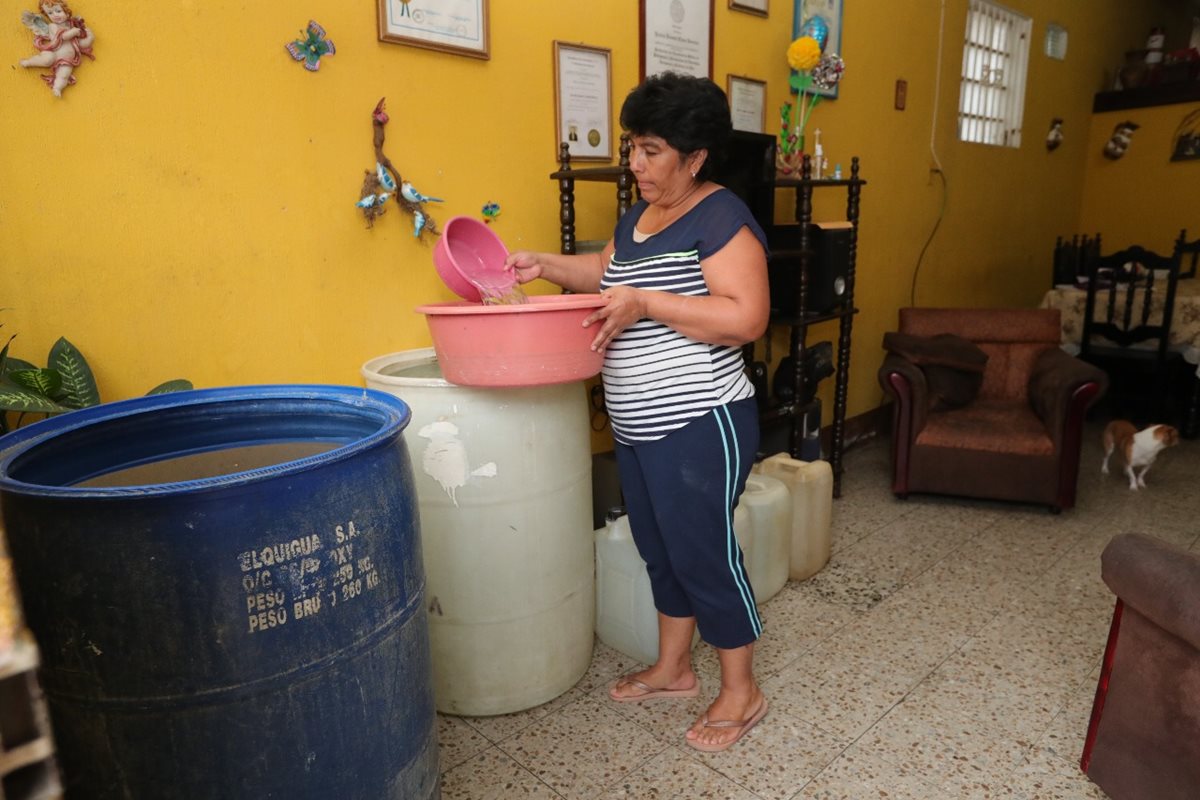 Vecinos de la colonia San Martín, zona 7 capitalina, sufren falta de agua, a pesar de que el cobro con aumento. (Foto Prensa Libre: Estuardo Paredes)