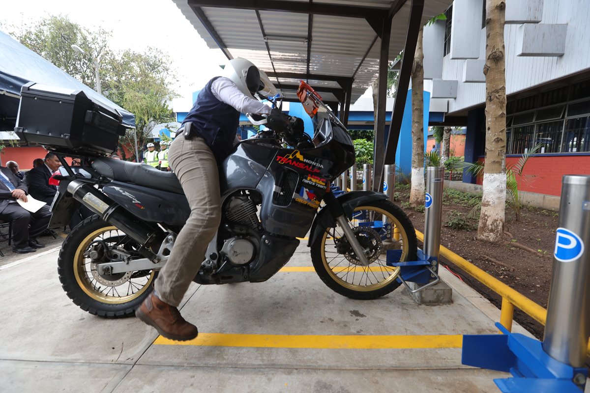 Un estudiante de la facultad de Ingeniería de la Usac estaciona su motocicleta en los nuevos parquímetros. (Foto Prensa Libre: Estuardo Paredes)