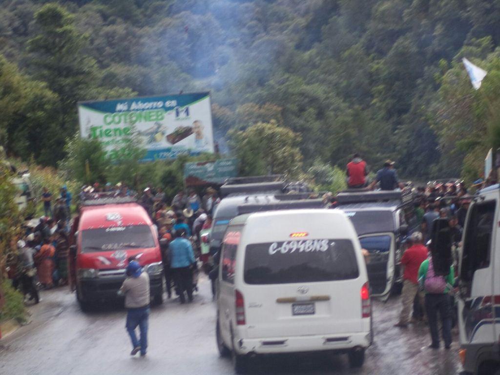 Uno de los puntos bloqueados por pobladores en Chajul, Quiché. (Foto Prensa Libre: Óscar Figueroa)