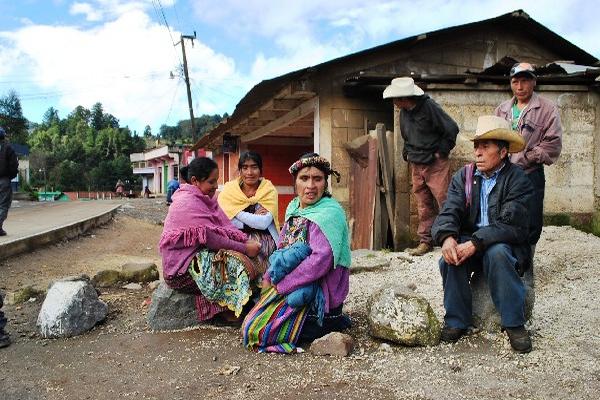 Familias de la aldea Nueva Concepción han tenido que hacer préstamos para costear el traslado de materiales.