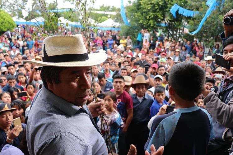 El alcalde indígena de Santa Cruz del Quiché, Juan Zapeta, durante presentación de niño antes de azotarlo recientemente. (Foto Prensa Libre: Hemeroteca PL)
