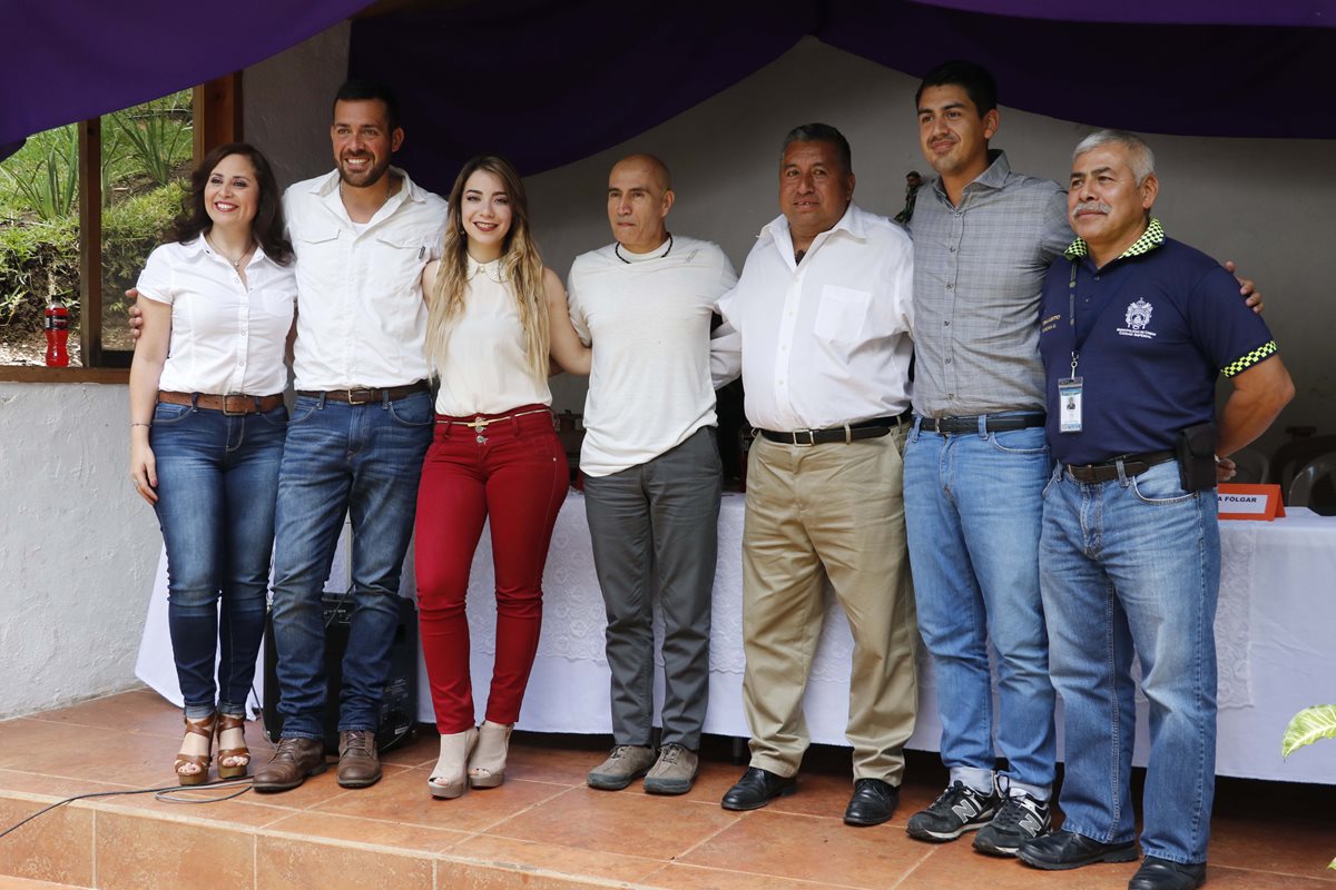 Organizadores del Medio Maratón de Cobán de este año posan en la fotografía oficial durante la presentación este viernes. (Foto Prensa Libre: Eduardo Sam)