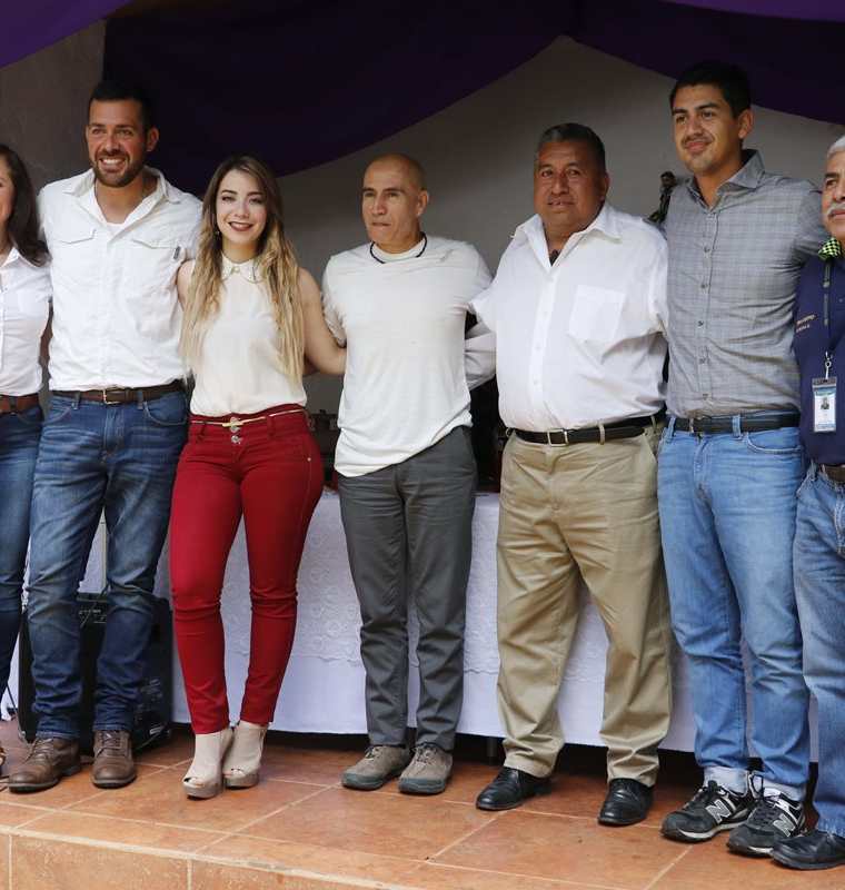 Organizadores del Medio Maratón de Cobán de este año posan en la fotografía oficial durante la presentación este viernes. (Foto Prensa Libre: Eduardo Sam)