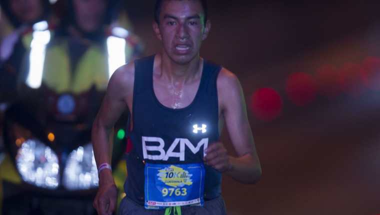 Alberto González ingresa a la meta de los 10K nocturnos. (Foto Prensa Libre: Norvin Mendoza)