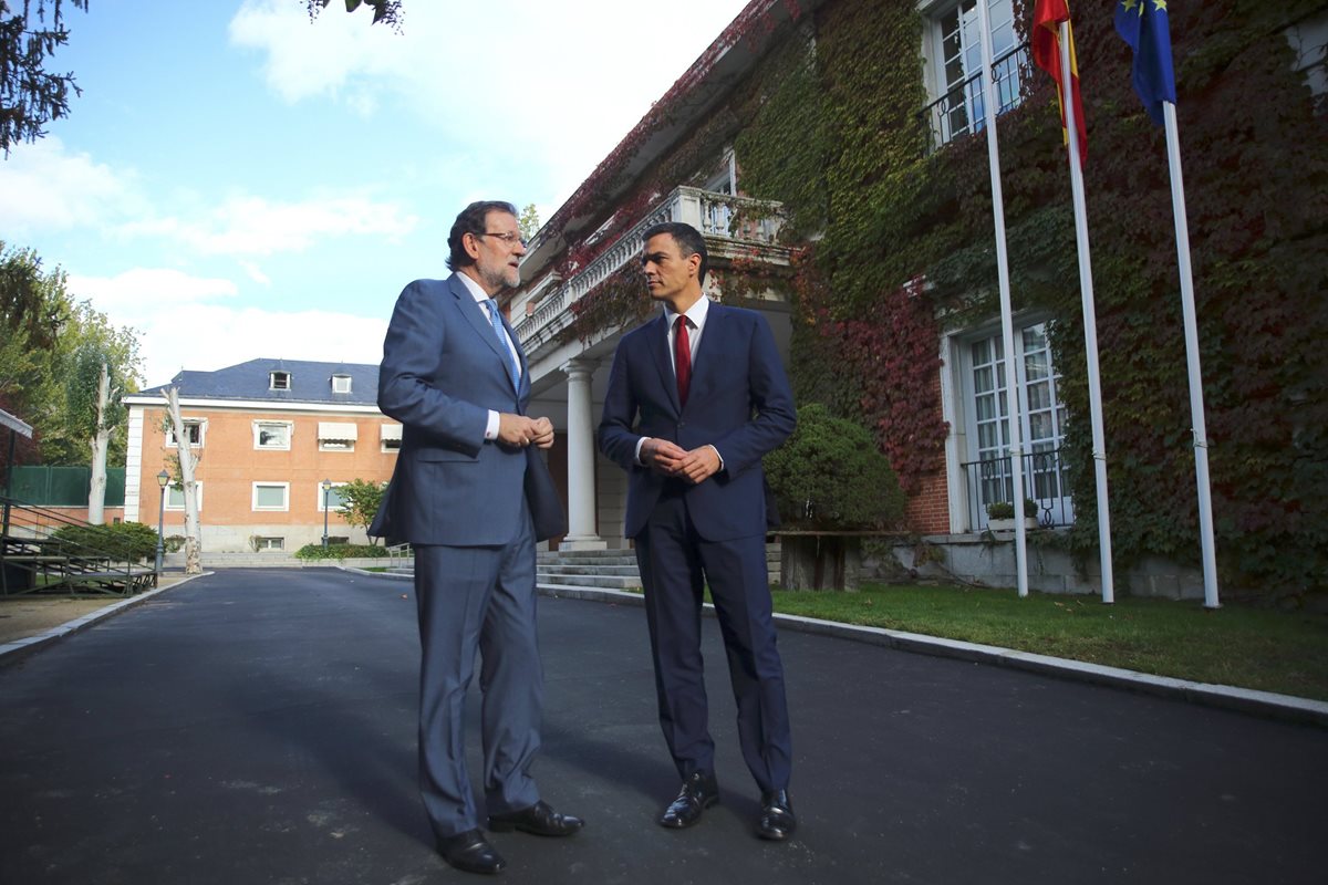 Mariano Rajoy (izq.) junto al secretario general del PSOE, Pedro Sánchez.(Foto Prensa Libre: EFE).