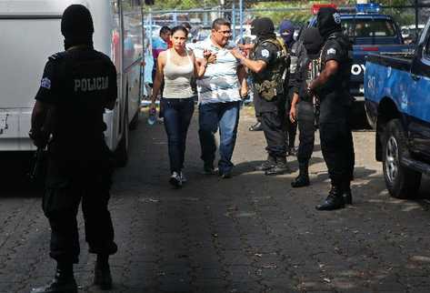La mexicana Raquel Alatorre Correa, identificada como la líder del grupo de 18 falsos periodistas de Televisa detenidos con 9 millones de dólares. (Foto Prensa Libre: EFE)