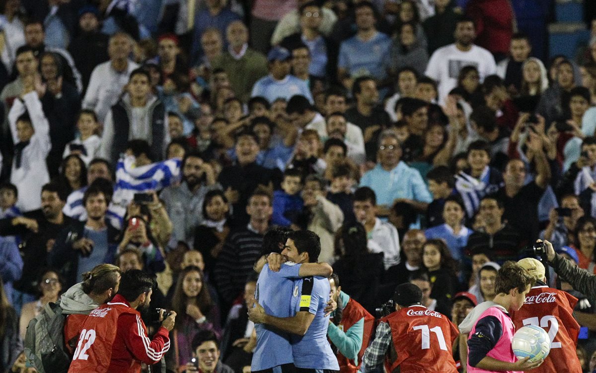 Edinson Cavani y Luis Suárez se funden en un abrazo luego de la anotación de Uruguay frente a Perú. (Foto Prensa Libre: AP)