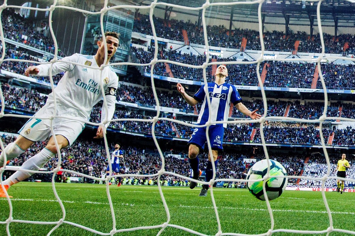 Cristiano Ronaldo festejó con la afición en el estadio Santiago Bernabéu sus 300 goles con el Real Madrid. (Foto Prensa Libre: EFE)