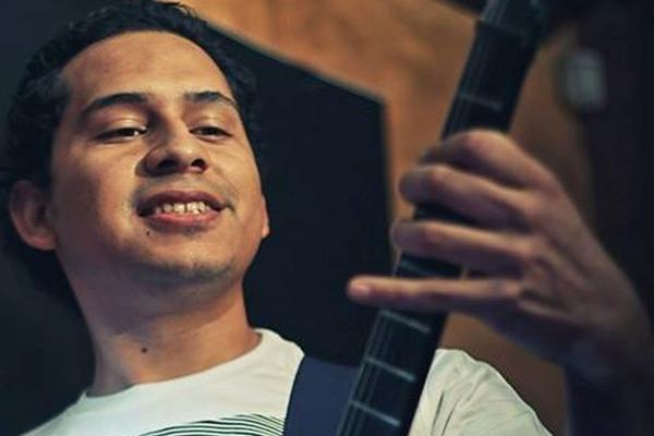 Danny Ramírez durante la grabación de uno de sus temas musicales.  (Foto Prensa Libre: Danny Ramírez)