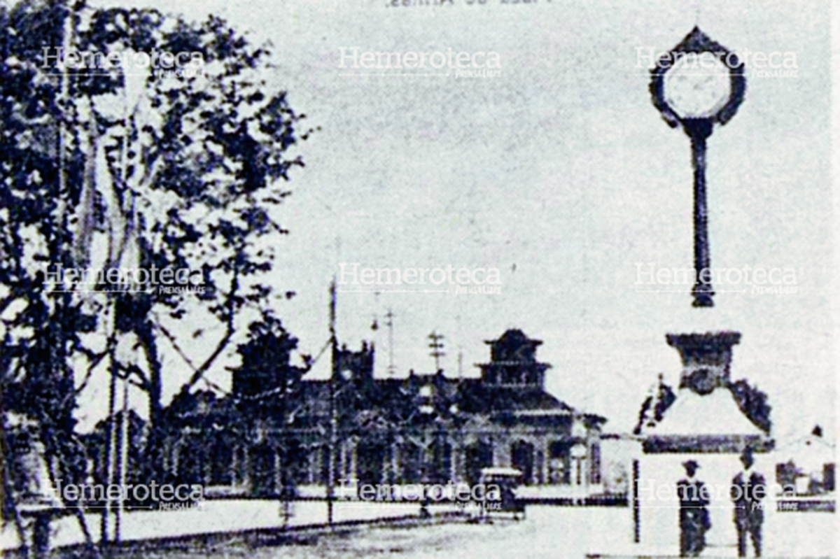 El reloj de esta historia ubicado en la plaza de armas en la década de los veinte. (Foto: Hemeroteca PL)