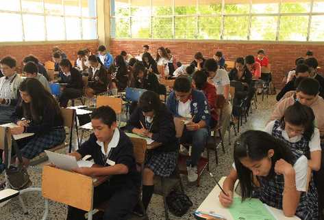 Estudiantes de ciclo básico presentan los primeros  exámenes de Matemática y Física.