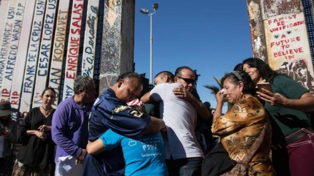 Hasta ahora se han organizado seis reencuentros entre familias de migrantes en la frontera entre Tijuana y San Diego. AFP