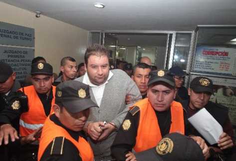 Agentes de la Policía trasladan a Roberto Barreda al preventivo de la zona 18. (Foto Prensa Libre: ërick Ávila)
