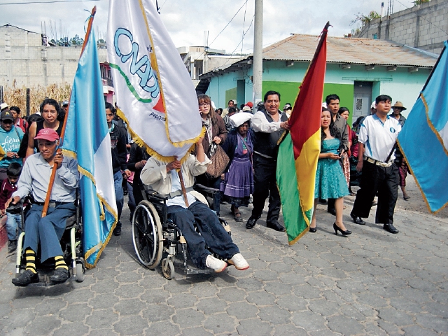 Con un desfile celebran inauguración de oficina de atención a personas con discapacidad.