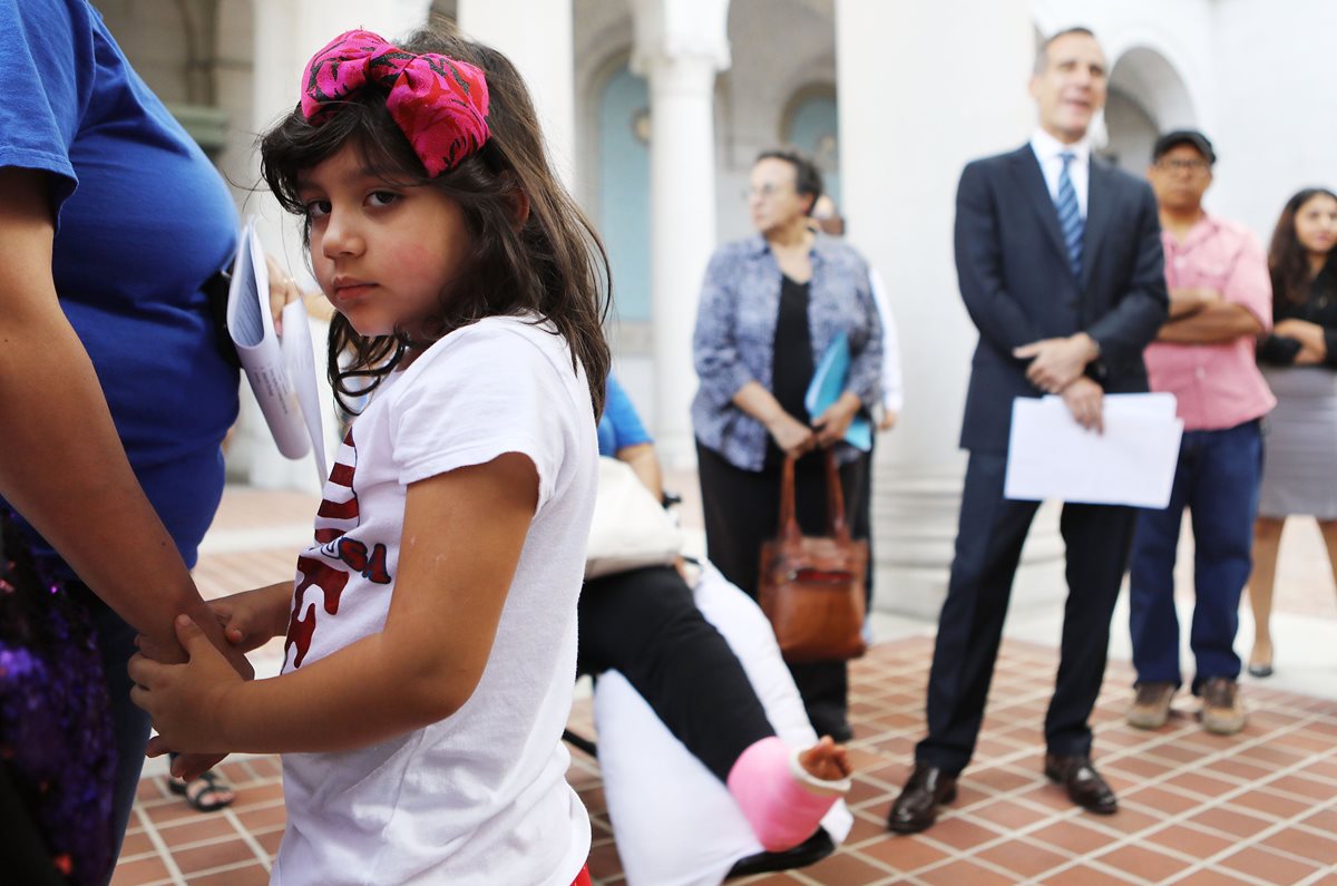 EE. UU. debe proteger a niños inmigrantes y brindarles ayuda de todo tipo, dice la CIDH. Hija de migrante espera ser beneficiada, en Los Ángeles. (Foto Prensa Libre: AFP)