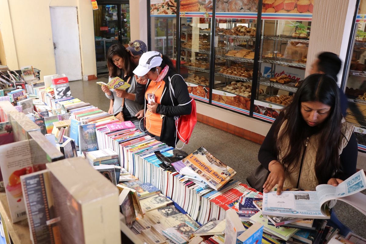 La mayoría de marquenses busca obras de la literatura clásica y de ficción. (Foto Prensa Libre: Whitmer Barrera)
