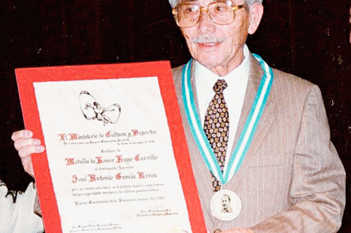 José Antonio García Urrea, recibió en el 2002, la medalla de honor Hugo Carrillo, del Ministerio de Cultura y Deporte de Guatemala. (Foto Prensa Libre: Julieta Ordóñez)
