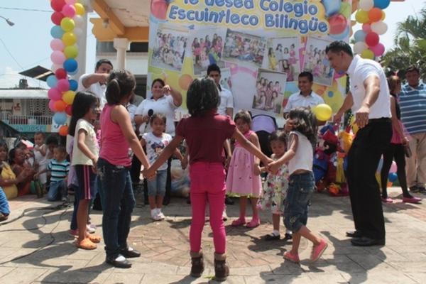 Menores participan en la celebración del Día del Niño en la ciudad de Escuintla. (Foto Prensa Libre: Melvin Sandoval)  <br _mce_bogus="1"/>