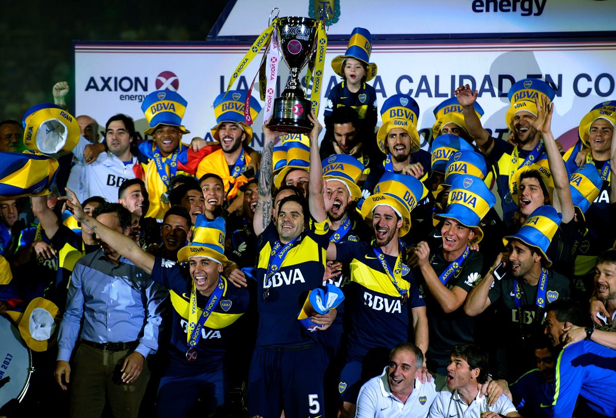 Los jugadores de Boca Juniors festejan con la copa de campeones en el estadio La Bombonera. (Foto Prensa Libre: AFP)