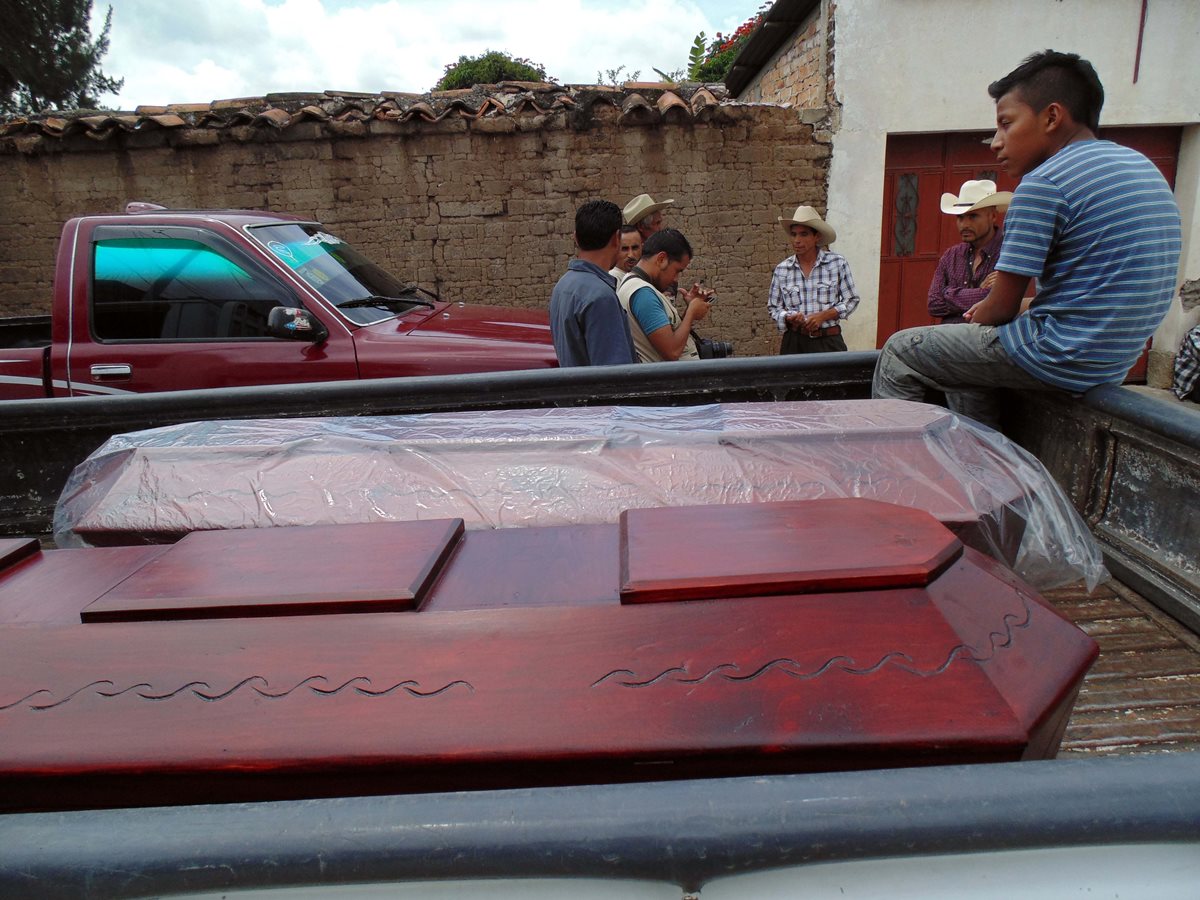 Familiares de los hermanos Gómez Pérez retiran cadáveres de morgue de la cabecera de Jalapa. (Foto Prensa Libre: Hugo Oliva)