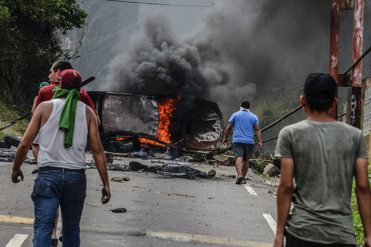Los disturbios siguen en las calles venezolanas. (Foto Prensa Libre: AFP)