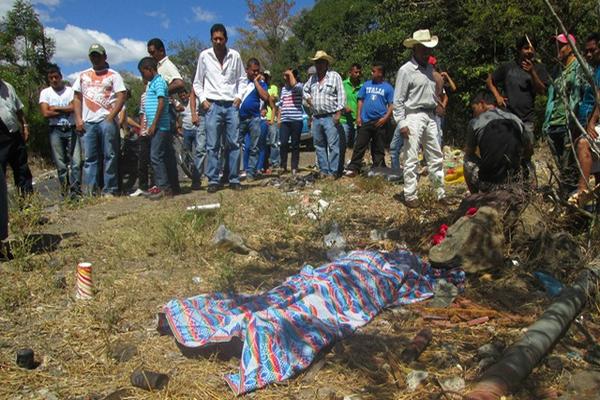 Curiosos observan el cadáver de Miguel Ángel Medina, quien murió baleado en Santa Catarina Mita. (Foto Prensa Libre: Óscar González)