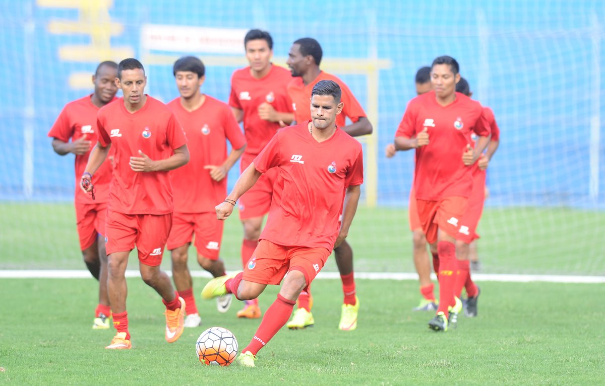 Los jugadores de Municipal realizaron ayer trabajo regenerativo en el estadio Manuel Felipe Carrera. (Foto Prensa Libre: Francisco Sánchez)