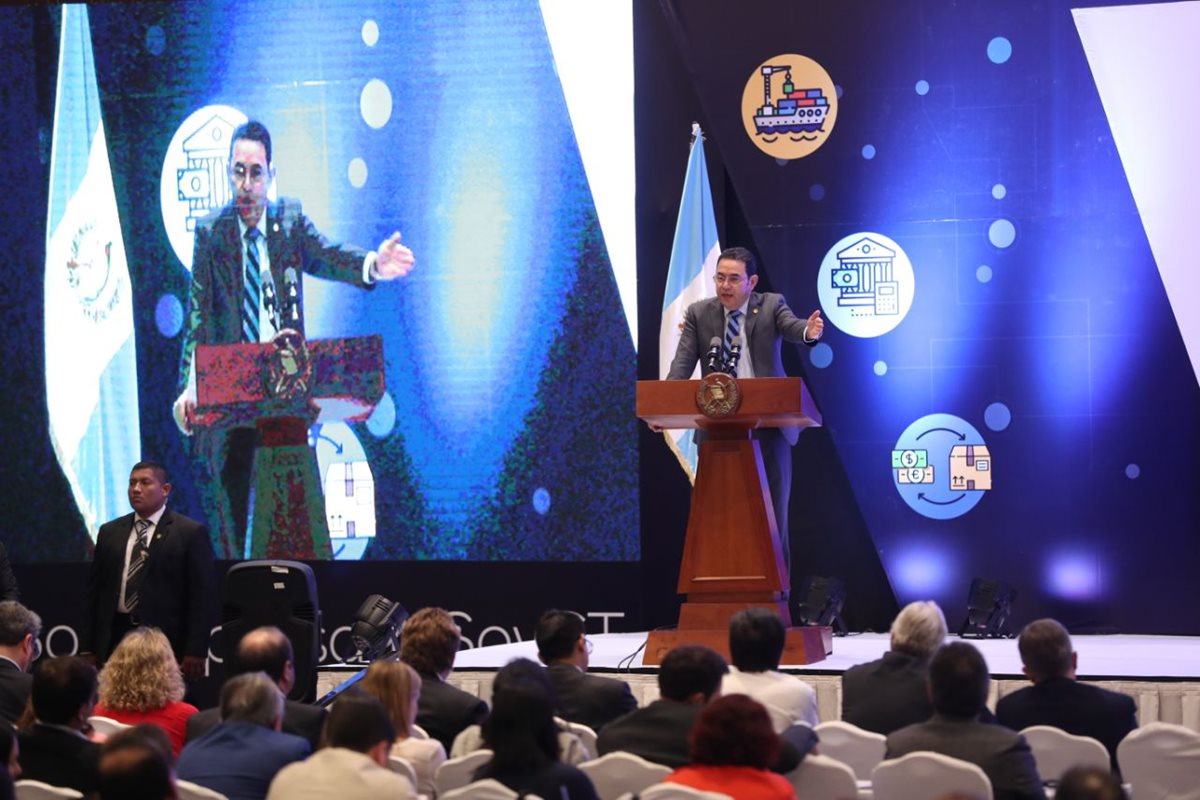 Jimmy Morales participó en el V Congreso Laboral organizado por el Cacif. (Foto Prensa Libre: Esbin García)