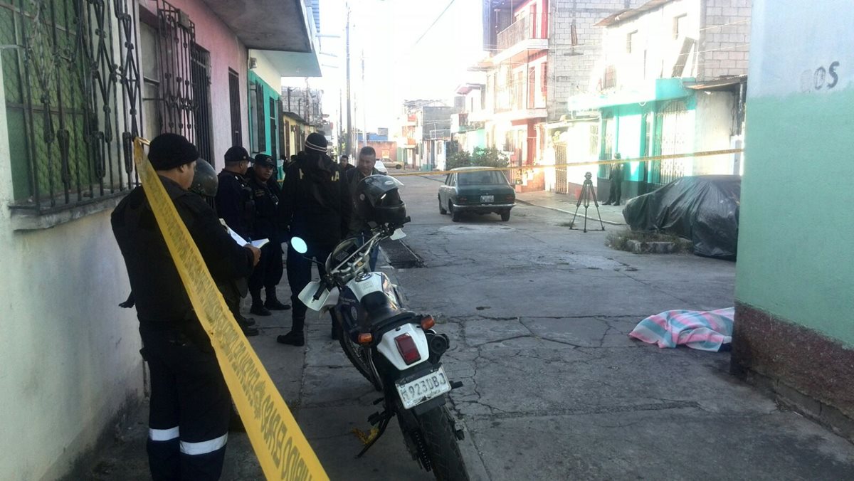 Samuel Ezequiel Menjívar León murió de frío en la vía pública. (Foto Prensa Libre: Erick Ávila)