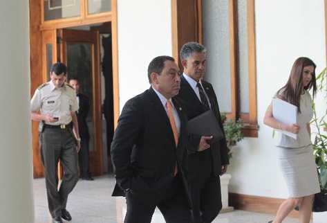 El ministro Mauricio López; el jefe de la SAT, Carlos Muñoz, y la intendente de Aduanas, Claudia Méndez, llegan a la reunión en la Casa Presidencial.