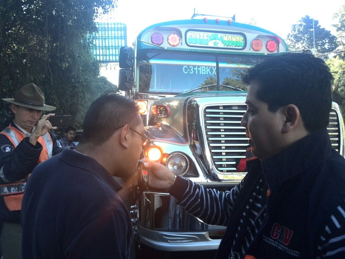 Oficiales de la DGT efectúan pruebas de alcoholímetro en el kilómetro 19.5 de la ruta Interamericana. (Foto Prensa Libre: Estuardo Paredes)