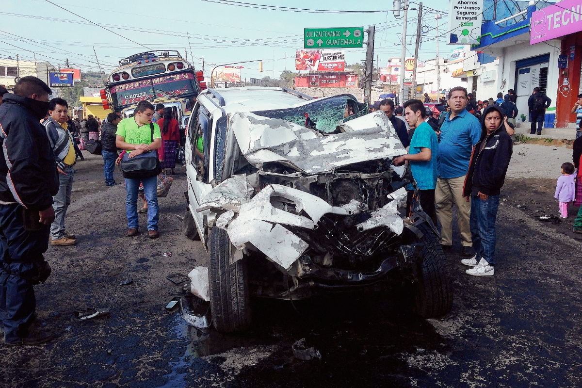 Uno de los automóviles que fue impactado por un tráiler en el km 187.5 de Totonicapán, en Cuatro Caminos. (Foto Prensa Libre: Édgar Domínguez)