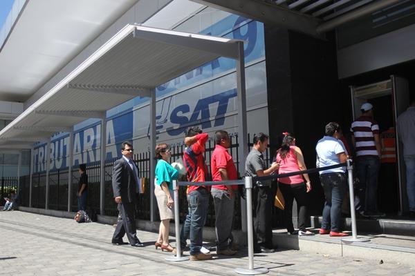 La SAT no logra llenar el agujero fisca. (Foto Prensa Libre: Archivo.)