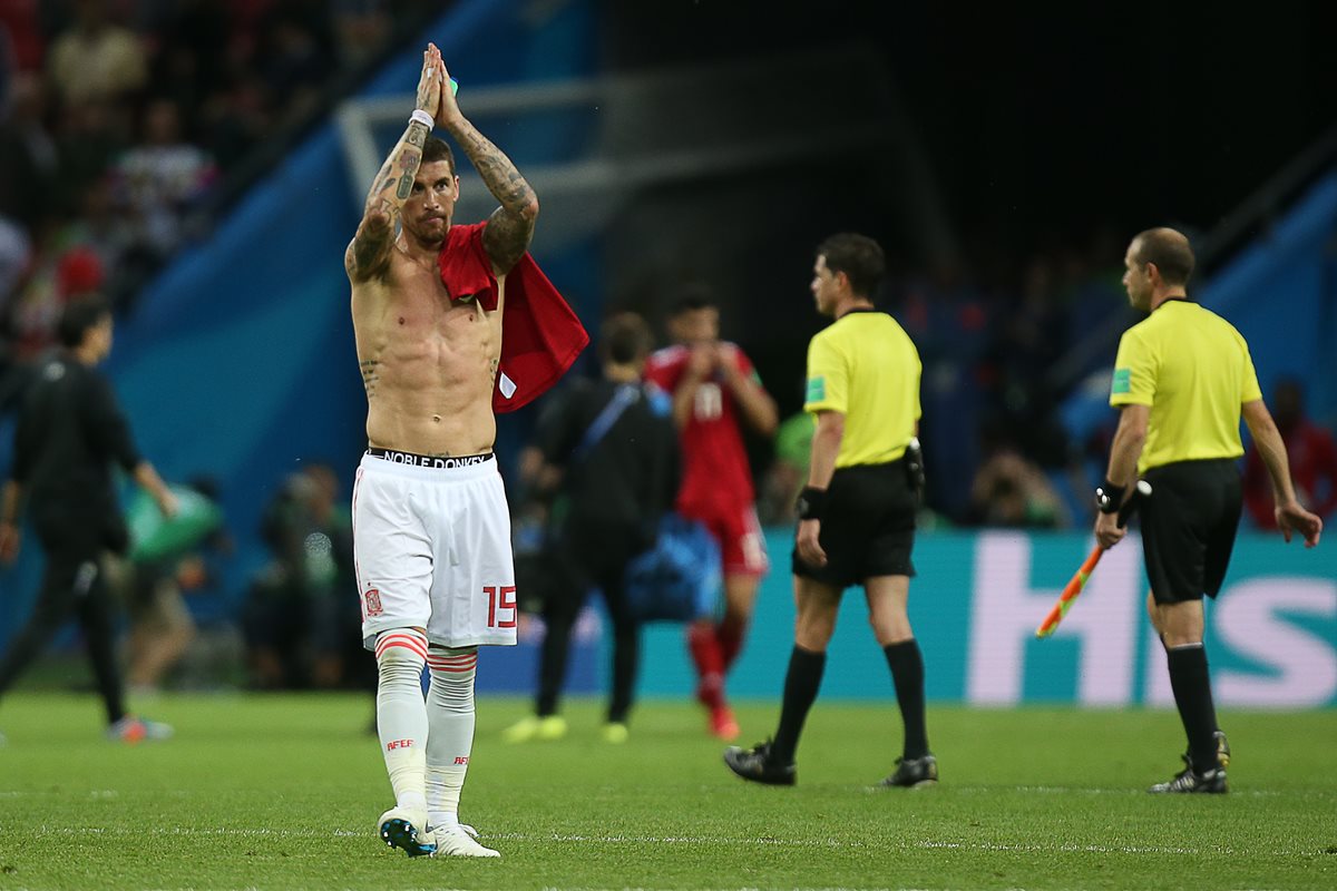 Sergio Ramos aplaude al finalizar el partido entre España e Irán, un encuentro intenso en el que los españoles sufrieron para quedarse con los tres puntos. (Foto Prensa Libre: AFP)