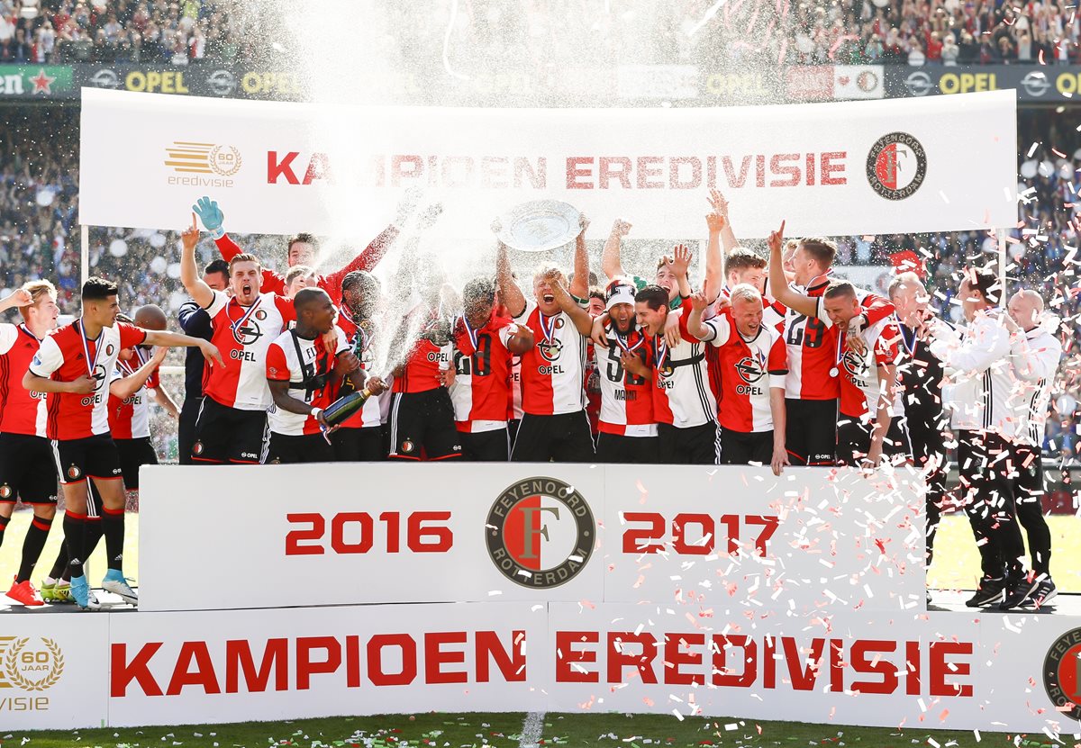 Así celebró el plantel del Feyenoord al ganar el título de la Liga Holandesa. (Foto Prensa Libre: AFP).