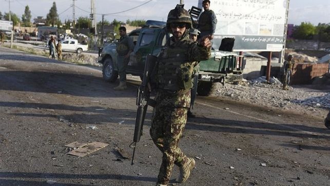 Un soldado acordona una zona tras un ataque en la localidad afgana de Jalalabad. (Foto Prensa Libre: EFE)