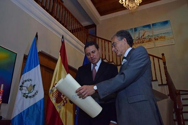 El canciller Carlos Raúl Morales recibe la Orden Isabel la Católica de manos del embajador de España en el país Manuel María Lejarreta (foto Prensa Libre: Agencia EFE)<br _mce_bogus="1"/>
